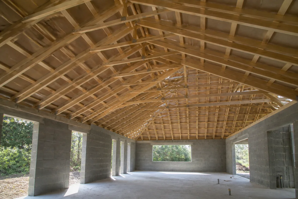 Charpente bois nue d&rsquo;une maison individuelle en cours de construction